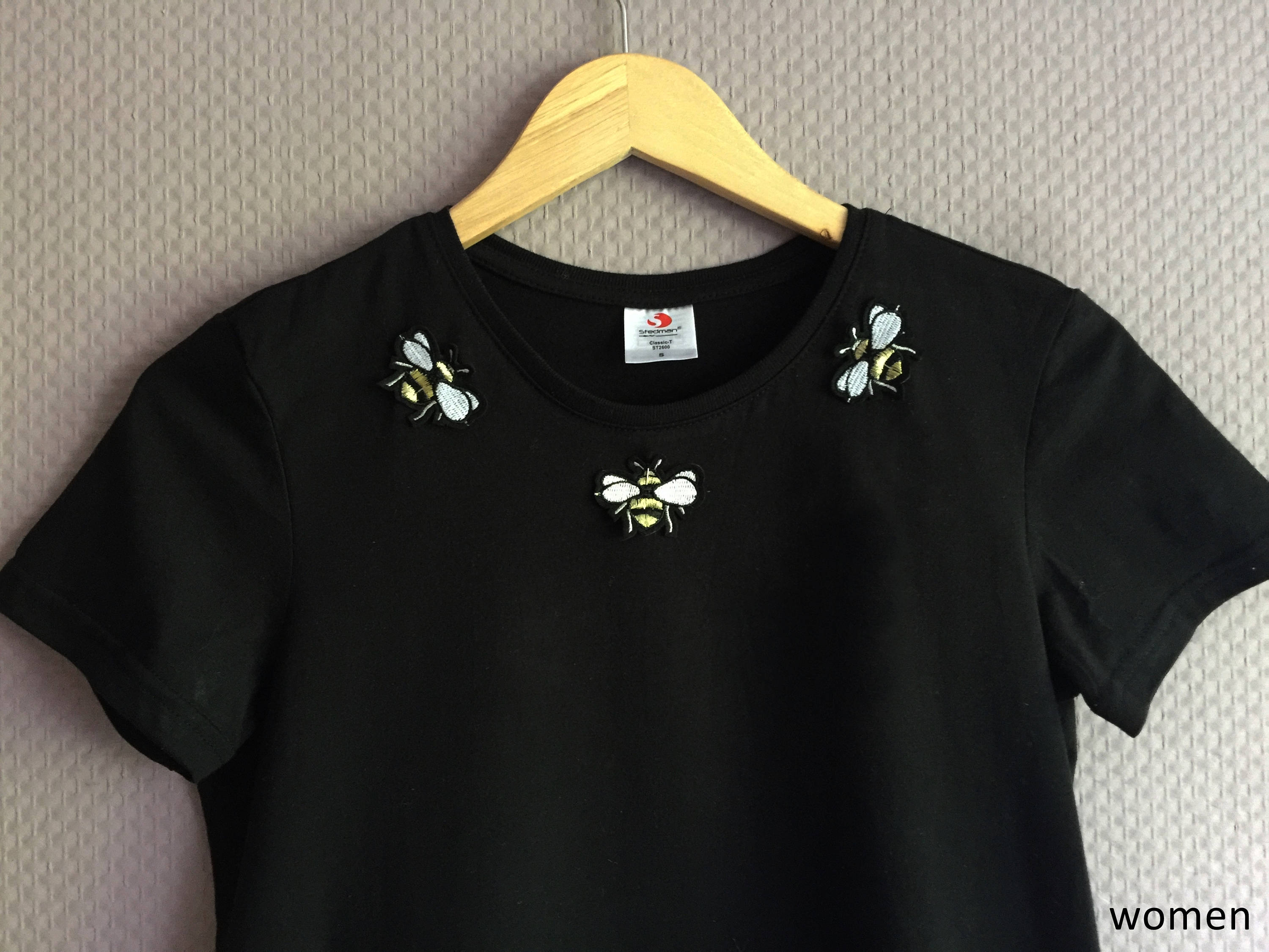 T-Shirt with Bees on collar Patch black/white Men/Women