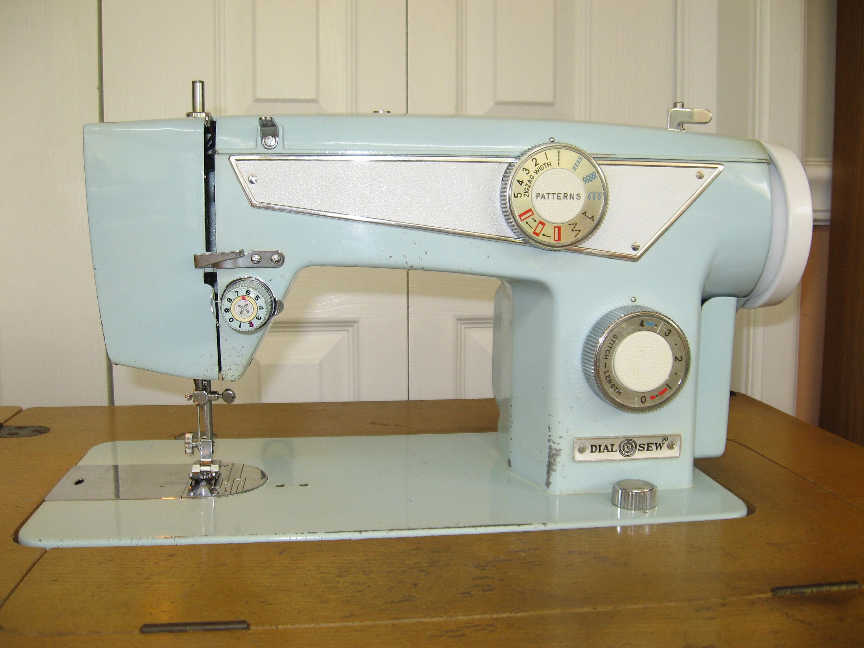 Dial N Sew model 750 742 vintage Japan made sewing machine