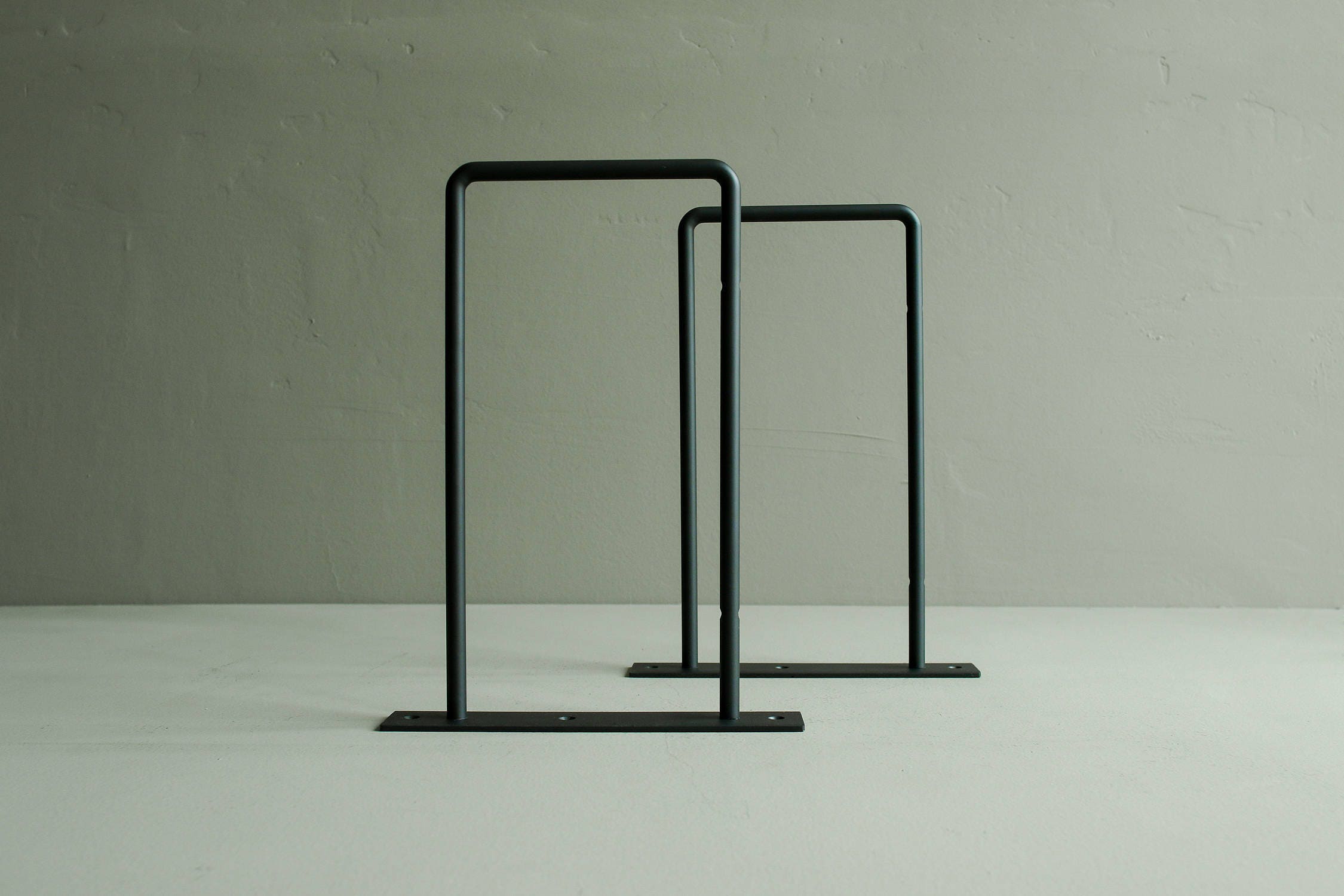 Classic Minimalist Shelf Brackets Pair / Équerres à Tablette