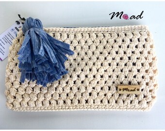 Incredible bag of hand woven crochet with yarn of cotton, lined and with pompon. What has been done by hand is more cool!
