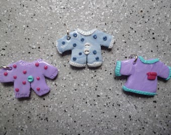 Lot de 3 breloques tee shirt fimo réalisés à la main couleur violet bleu