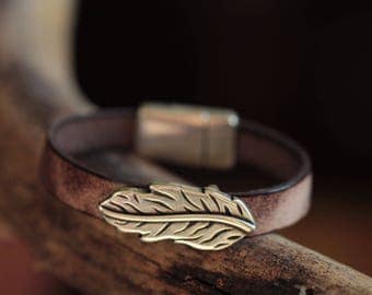 Brown leather strap nuanced, Pearl feather silver plated, magnetic clasp