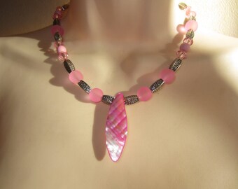 Pink pendant necklace mother of Pearl