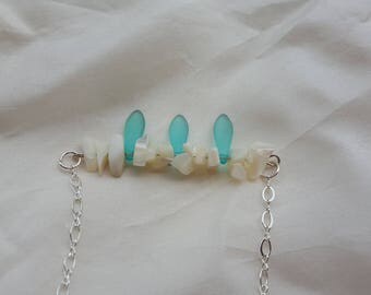 White mother-of-pearl and turquoise glass beads necklace. Collier en nacre Blanche et perles de verre turquoises.