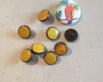Decorated metal buttons