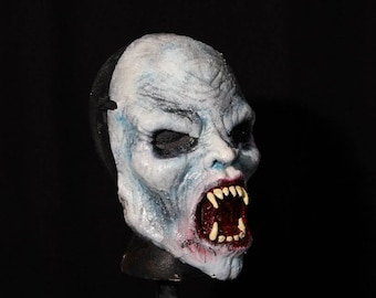 Lacule vampire half mask.