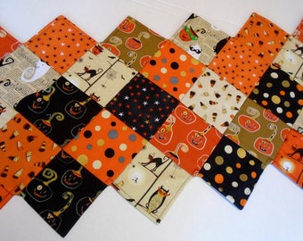 Halloween Quilted Table Runner, Quilted Table Topper, Halloween Table Runner Quilt, Halloween Table Decoration, Pumpkins, Black Cats, Ghosts