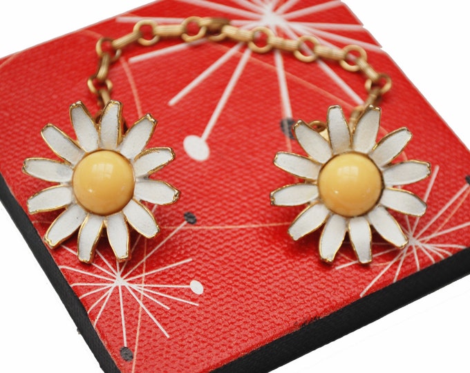 Daisy Flower Sweater clip - Enamel flower - Daisy - Sweater Guard - gold chain