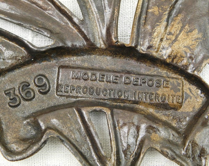 Antique French Decorative Cast Bronze Metal Palms Leaves with Scroll "Souvenir Francais" French Souvenir by the Artist M Thomas, Curios