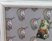 Tableau d'affichage babillard aimanté recouvert tissu licorne décor organisation bureau afficher mémos photos arc-en-ciel étoile multicolore