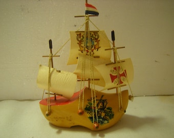 vtge souvenir-Holland souvenir-sailboat on a clog-wood clog-shelf decor-kitsch-