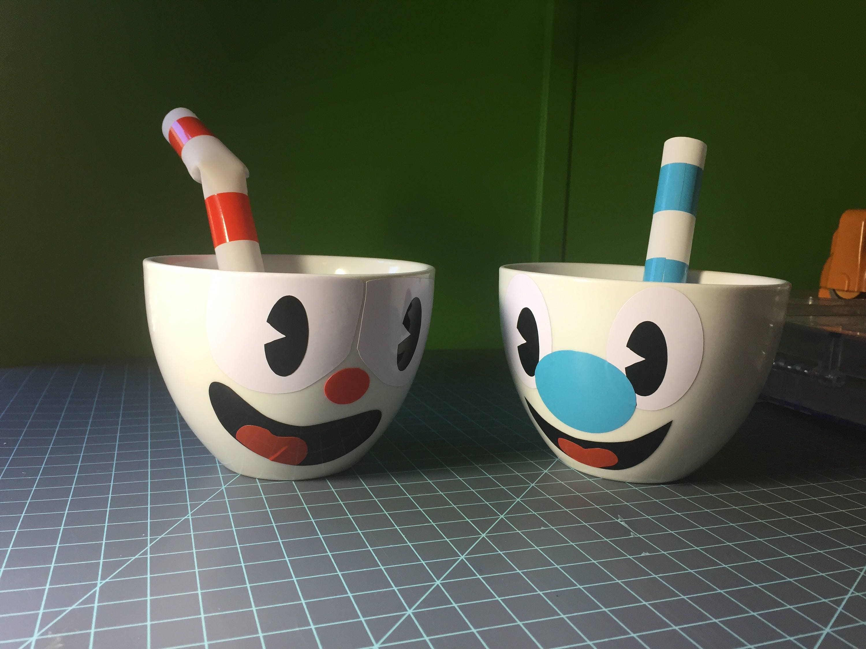 Игра на чашах. Кружек Cuphead. Чашек Cuphead. Чашек и кружек Cuphead игра. Магмэн Cuphead.