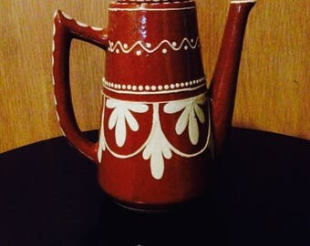 redware coffeepot, coffeepot with white slip décorations