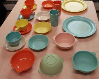 Vintage Assortment of Melamine Mallow-Ware Dishes 1950s C207