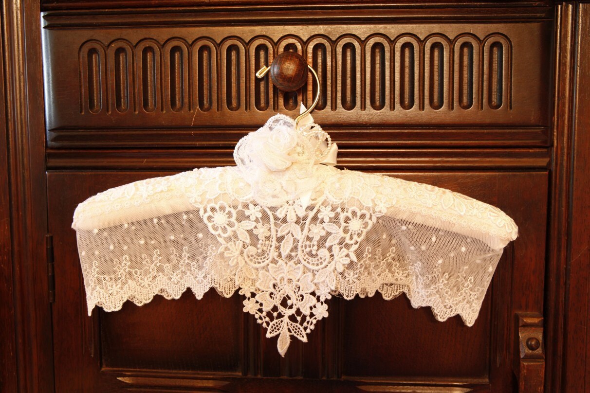 SIMPLY ELEGANT - Snow White - Padded WeDDING HANGeR - White Venise Applique with White Netted Trim Christmas WeddingFrench Needlerun Rose