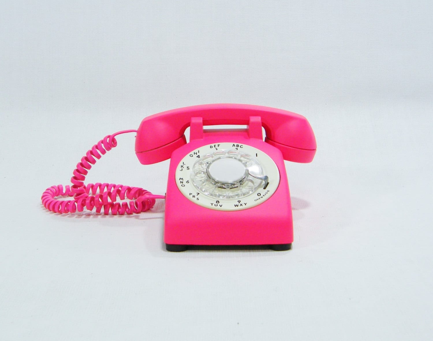 Купить розовый телефон. Розовый телефон. Розовая телефонная трубка. Старая телефонная трубка розовая. Домашний телефон розовый.