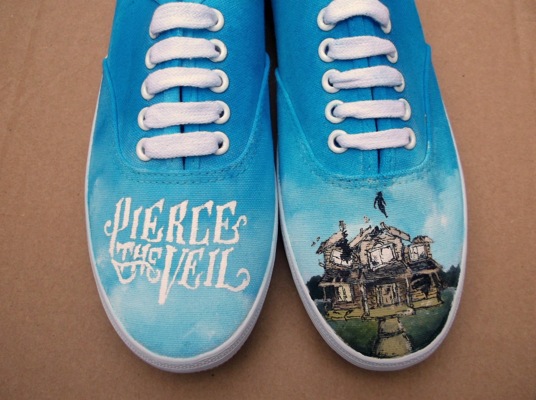 My shoes me. Обувь мерч. Blue Shoes группа. Pierce the Veil мерч. Pierce the Veil album.