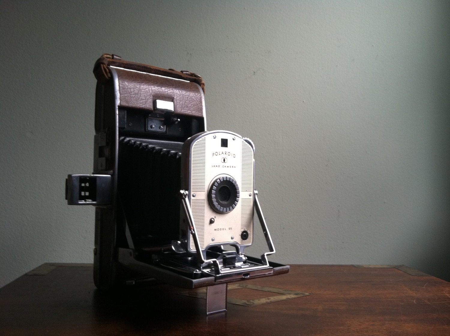 Год выпуска камеры. Polaroid Land 95. – Фотоаппарат «Polaroid Land 95». Первый фотоаппарат Polaroid 1963. Фотоаппарат зфдфкщшвсзади.