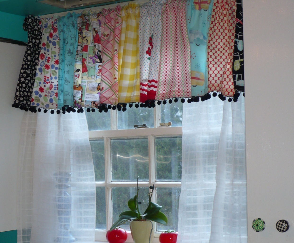 Пошив штор для дачи для маленьких окон из лоскутков ткани