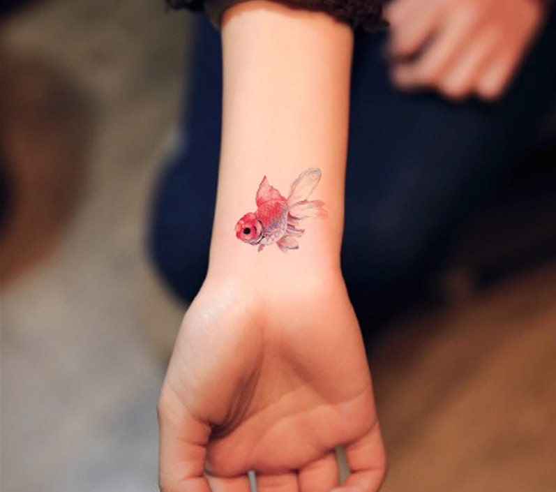 Татуировка цветная на запястье для девушек фото