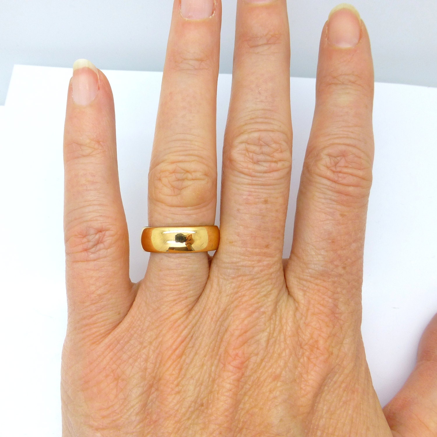 Толстое обручальное кольцо на руке