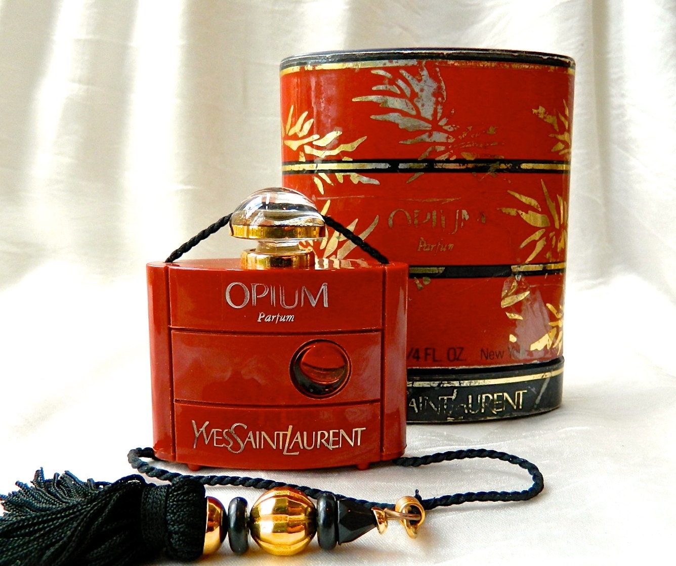 Opium bird. Opium Yves Saint Laurent Винтаж. Духи опиум Винтаж 1977. Духи опиум Ив сен Лоран Винтаж. Ив сен Лоран опиум классика.