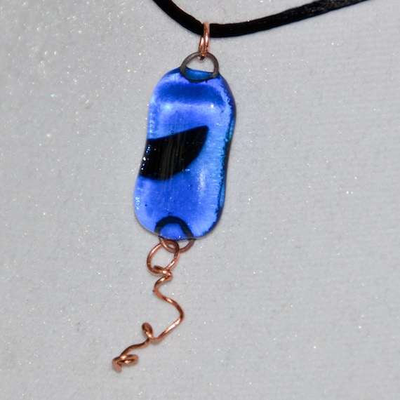 Blue fused glass necklace pendant twisted wire von eyeseesage