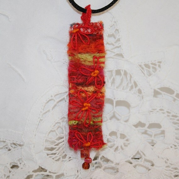 Embroidered Pendant  Sunset Daisies  Red von Lynwoodcrafts auf Etsy
