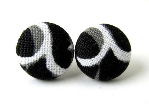 Button earrings studs black white gray grey swirls von KooKooCraft