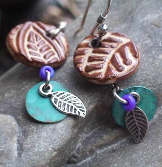 Earrings Brown Leaf Ceramic Charm with Turquoise von lunedesigns