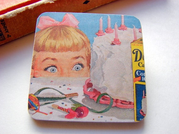 Big Wood Pin Brooch Birthday Cake Decoupage Collage von mimiandlucy