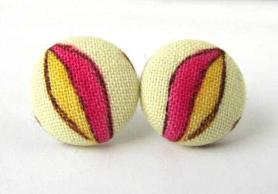 Button earrings studs yellow brown pink beige von KooKooCraft