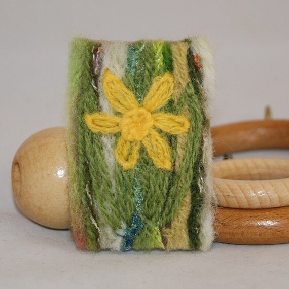 Embroidered Brooch  Daffodil von Lynwoodcrafts auf Etsy