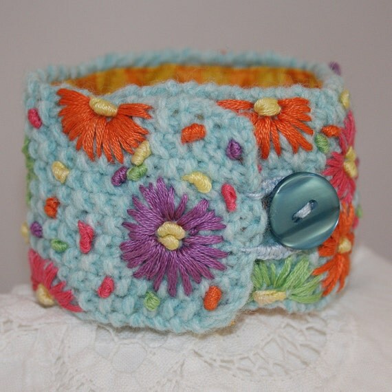 Embroidered Cuff  Daisies on pale turquoise von Lynwoodcrafts