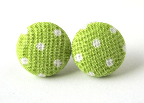 Pistachio green stud earrings white polka dots von KooKooCraft
