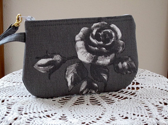 Shabby Chic Wristlet Clutch Zipper Gadget von Antiquebasketlady