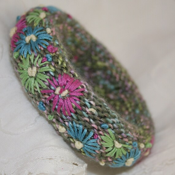Embroidered Bangle  Daisies on Green von Lynwoodcrafts auf Etsy