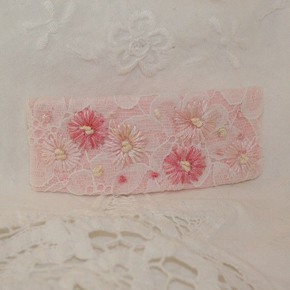 Embroidered Barrette  Raspbery  Daisies on Lace von Lynwoodcrafts