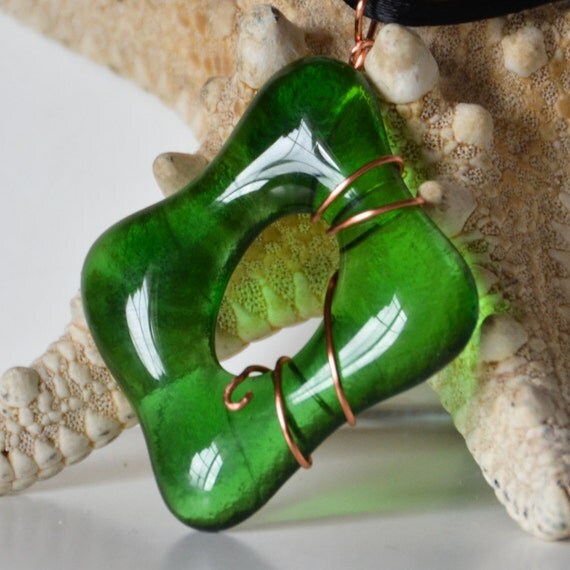 Handmade Fused Glass Green Wire Wrapped von eyeseesage