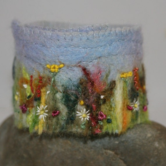 Embroidered and Felted Cuff  Meadow Flowers von Lynwoodcrafts