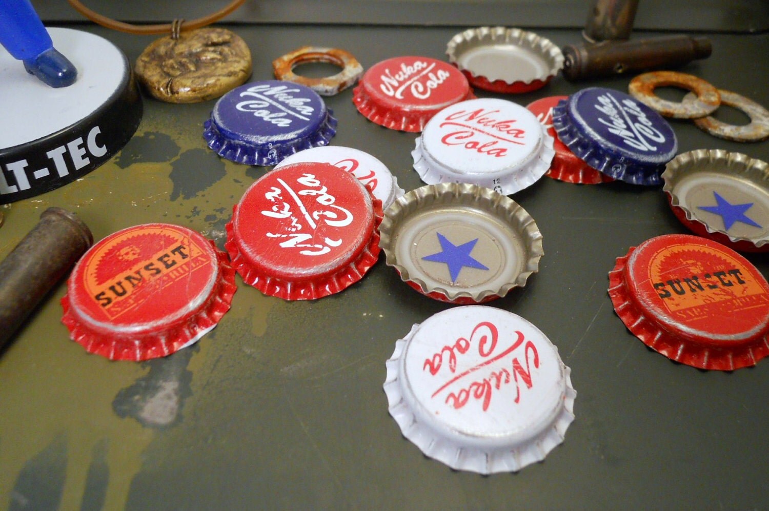 Bottle caps. Крышки от бутылок фоллаут. Fallout caps. Fallout staff. Крышки со звездой из Fallout.